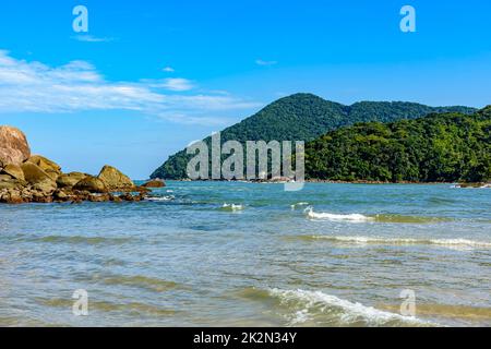 La mer avec des eaux calmes et transparentes entre les rochers, les montagnes et la forêt tropicale Banque D'Images