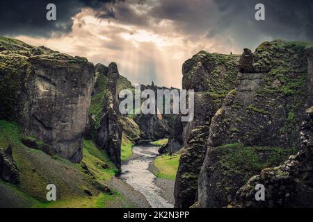 Majestueux canyon de Fjadrargljufur avec rivière Fjadra qui traverse et ciel spectaculaire en été en Islande Banque D'Images