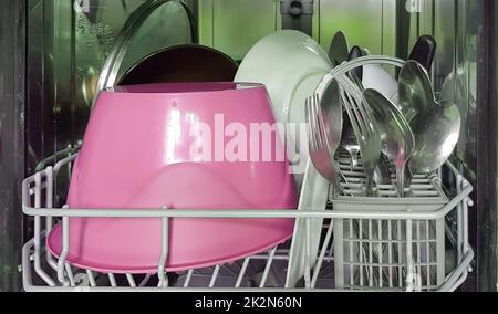 Lave-vaisselle moderne ouvert avec un ensemble de vaisselle propre, gros plan Banque D'Images