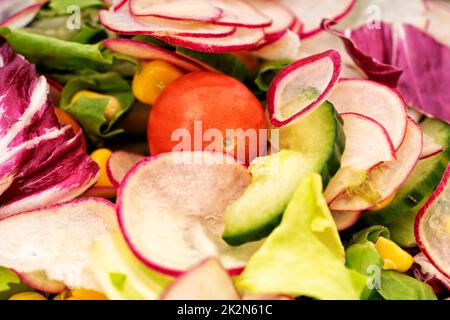 Salade fraîche et saine avec tomates cerises et légumes verts mélangés Banque D'Images