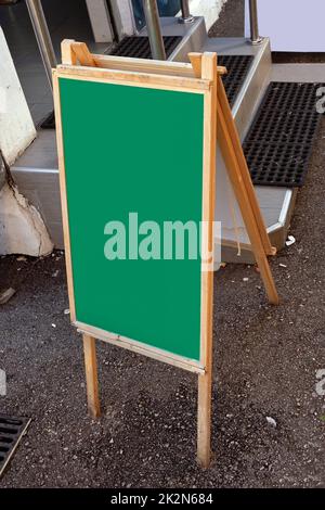 Vider le panneau dans un cadre en bois à l'extérieur de la rue Banque D'Images