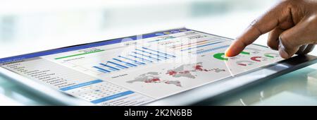 Homme d'affaires africain utilisant le tableau de bord KPI des données analytiques Banque D'Images