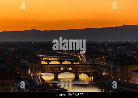 Vue sur le pont Ponte Vecchio au-dessus de l'Arno à Florence au coucher du soleil Banque D'Images