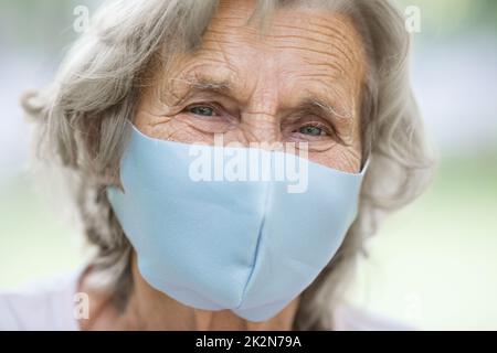 Femme âgée portant un masque de protection contre les virus Banque D'Images