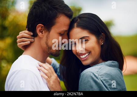 Très beau et très beau. Photo d'un jeune couple affectueux qui passe une journée romantique dans le parc. Banque D'Images