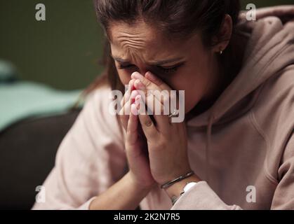 Elle ne peut pas croire que c'est arrivé. Photo courte d'une jeune femme attrayante qui pleure sur fond vert. Banque D'Images