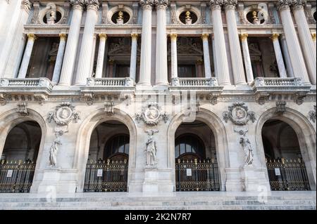 Le Palais Garnier aussi connu sous le nom d'Opéra Garnier construit 1861-1875, monument historique à Paris, France. Vue du bâtiment, mise au point sélective. Banque D'Images