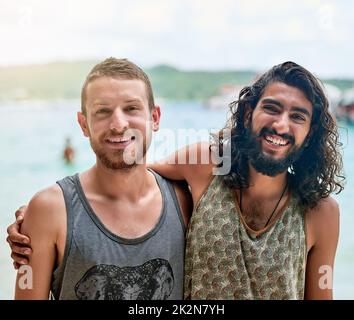 Bros Day à la plage. Portrait de deux amis masculins appréciant une journée à la plage pendant les vacances. Banque D'Images