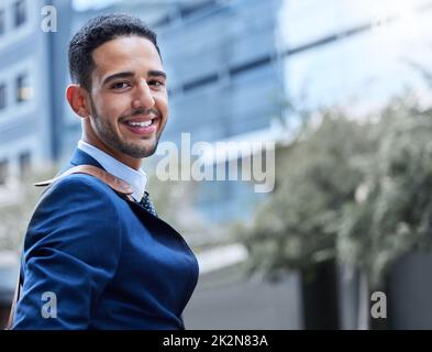 Sourire ma voie vers le succès. Portrait court d'un beau jeune homme d'affaires sur son trajet matinal au travail. Banque D'Images