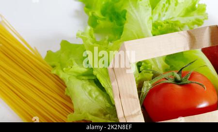 Livraison de nourriture - légumes frais, fruits, pâtes dans un sac de papier, concept zéro déchet, achats en ligne, quarantaine Banque D'Images