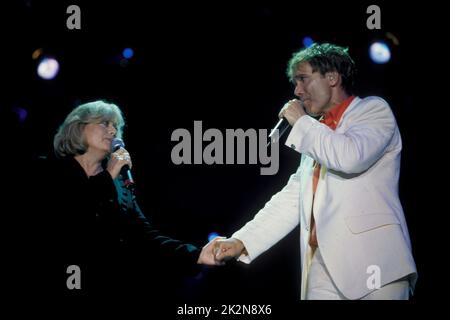 ELAINE PAIGE with SIR CLIFF RICHARD  16 July 1999;   Credit: Mel Longhurst / Performing Arts Images   www.performingartsimages.com Stock Photo