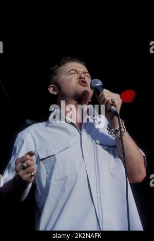 MICK HUCKNALL de SIMPLY RED 14 juillet 1999; Credit: Mel Longhurst / Performing Arts Images www.performingartsimages.com Banque D'Images