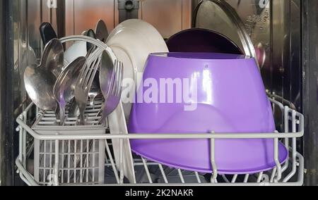 Lave-vaisselle moderne ouvert avec un ensemble de vaisselle propre, gros plan Banque D'Images