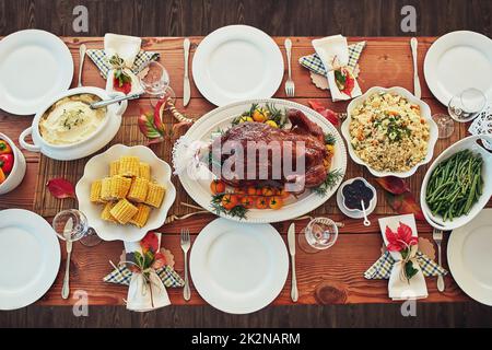 Ce ne sera pas un festin sans la turquie. Prise de vue en grand angle d'une table à manger avec superposition de texte. Banque D'Images