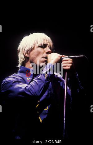 RED HOT CHILLI PEPPERS  Anthony Kiedis - vocals  6 November 1999;   Credit: Mel Longhurst / Performing Arts Images   www.performingartsimages.com Stock Photo