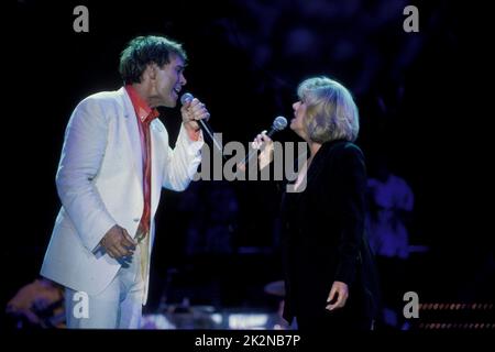 ELAINE PAIGE with SIR CLIFF RICHARD  16 July 1999;   Credit: Mel Longhurst / Performing Arts Images   www.performingartsimages.com Stock Photo