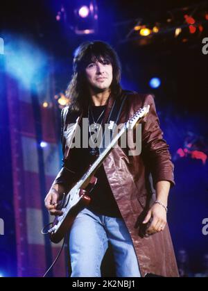 BON JOVI ; Richie Sambora (guitare) ; vivre au Milton Keynes Bowl, Royaume-Uni ; 8 juillet 1996 ; crédit : Mel Longhurst / Performing Arts Images ; www.performingartsimages.com Banque D'Images