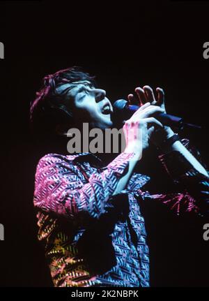 PULP ; Jarvis Cocker (voix) ; vivre à Wembley Arena, Londres, Royaume-Uni ; 4 mars 1996 ; crédit : Mel Longhurst / Performing Arts Images ; www.performingartsimages.com Banque D'Images