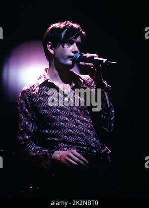 PULP ; Jarvis Cocker (voix) ; vivre à Wembley Arena, Londres, Royaume-Uni ; 4 mars 1996 ; crédit : Mel Longhurst / Performing Arts Images ; www.performingartsimages.com Banque D'Images