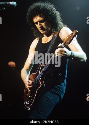 BRIAN MAY ; guitariste anglais ; en direct au Royal Albert Hall, Londres, Royaume-Uni ; 25 octobre 1998 ; crédit : Mel Longhurst / Performing Arts Images ; www.performingartsimages.com Banque D'Images