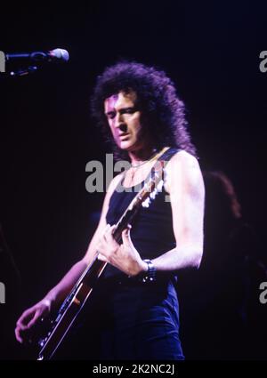 BRIAN MAY ; guitariste anglais ; en direct au Royal Albert Hall, Londres, Royaume-Uni ; 25 octobre 1998 ; crédit : Mel Longhurst / Performing Arts Images ; www.performingartsimages.com Banque D'Images