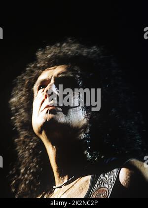 BRIAN MAY ; guitariste anglais ; en direct au Royal Albert Hall, Londres, Royaume-Uni ; 25 octobre 1998 ; crédit : Mel Longhurst / Performing Arts Images ; www.performingartsimages.com Banque D'Images