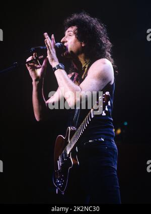 BRIAN MAY ; guitariste anglais ; en direct au Royal Albert Hall, Londres, Royaume-Uni ; 25 octobre 1998 ; crédit : Mel Longhurst / Performing Arts Images ; www.performingartsimages.com Banque D'Images