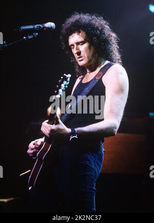 BRIAN MAY ; guitariste anglais ; en direct au Royal Albert Hall, Londres, Royaume-Uni ; 25 octobre 1998 ; crédit : Mel Longhurst / Performing Arts Images ; www.performingartsimages.com Banque D'Images