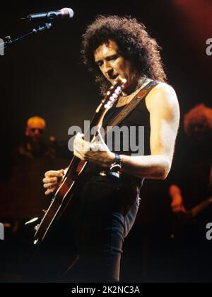 BRIAN MAY ; guitariste anglais ; en direct au Royal Albert Hall, Londres, Royaume-Uni ; 25 octobre 1998 ; crédit : Mel Longhurst / Performing Arts Images ; www.performingartsimages.com Banque D'Images