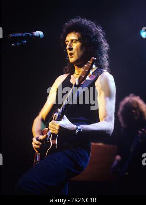 BRIAN MAY ; guitariste anglais ; en direct au Royal Albert Hall, Londres, Royaume-Uni ; 25 octobre 1998 ; crédit : Mel Longhurst / Performing Arts Images ; www.performingartsimages.com Banque D'Images