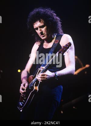 BRIAN MAY ; guitariste anglais ; en direct au Royal Albert Hall, Londres, Royaume-Uni ; 25 octobre 1998 ; crédit : Mel Longhurst / Performing Arts Images ; www.performingartsimages.com Banque D'Images