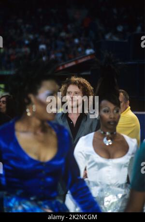 SIMPLY RED ; Mick Hucknall (voix) ; Live at Old Trafford Stadium, Manchester, UK ; 29 juin 1996 ; Credit : Mel Longhurst / Performing Arts Images ; www.performingartsimages.com Banque D'Images