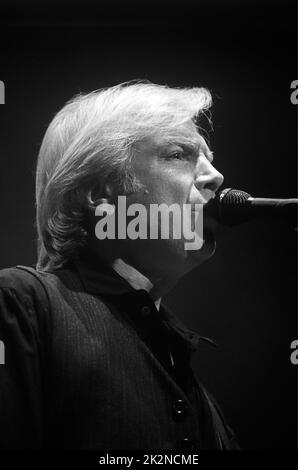 THE MOODY BLUES ; Justin Hayward (guitare) ; live at the Royal Albert Hall, London, UK ; March 1997 ; Credit : Mel Longhurst / Performing Arts Images ; www.performingartsimages.com Banque D'Images