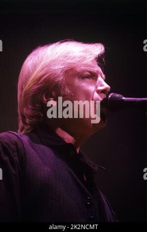 THE MOODY BLUES ; Justin Hayward (guitare) ; live at the Royal Albert Hall, London, UK ; March 1997 ; Credit : Mel Longhurst / Performing Arts Images ; www.performingartsimages.com Banque D'Images