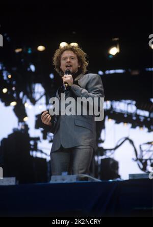 SIMPLY RED ; Mick Hucknall (voix) ; Live at Old Trafford Stadium, Manchester, UK ; 29 juin 1996 ; Credit : Mel Longhurst / Performing Arts Images ; www.performingartsimages.com Banque D'Images