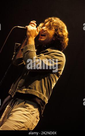 PEARL JAM ; Eddie Vedder (voix) live à Londres, Royaume-Uni ; Mai 2000 ; Credit : Mel Longhurst / Performing Arts Images ; www.performingartsimages.com Banque D'Images