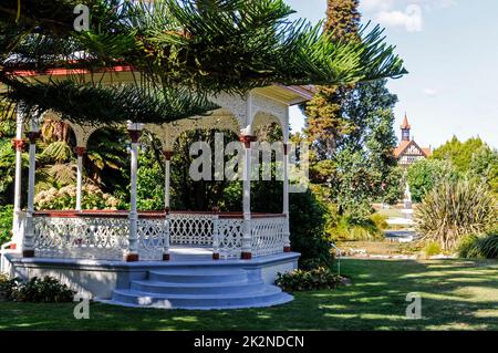 Un kiosque à musique dans les jardins gouvernementaux, près du musée d'art et d'histoire de Rotorua dans les jardins gouvernementaux de Rotorua, une ville sur les rives du lac Rotorua Banque D'Images