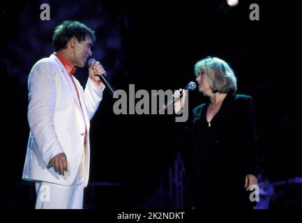 CLIFF RICHARD and ELAINE PAIGE ; live in London, UK ;  16 July 1999;  Credit : Mel Longhurst / Performing Arts Images ;   www.performingartsimages.com Stock Photo