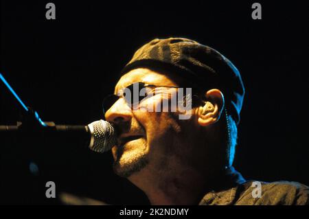 MIKE AND THE MECHANICS; Paul Carrack ;  live in London, UK ;  24 April 1999 ;  Credit : Mel Longhurst / Performing Arts Images ;   www.performingartsimages.com Stock Photo