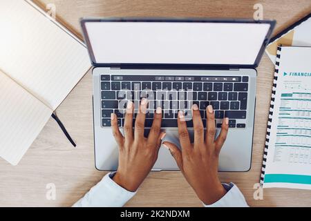 Conseiller financier dactylographie sur ordinateur portable, femme noire travaillant dans la comptabilité en ligne, la banque et l'audit de pointage de crédit. Investir la technologie boursière Banque D'Images