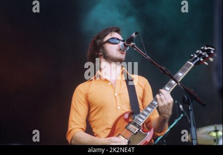 SUPERGRASS ; gaz Coombes (voix) ; au V Festival, Hylands Park, Chelmsford, Royaume-Uni ; Août 1996 ; crédit : Mel Longhurst / Images des arts de la scène ; www.performingartsimages.com Banque D'Images