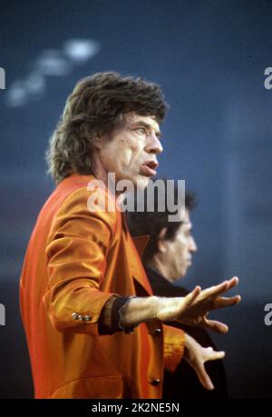 ROLLING STONES ; Mick Jagger (chant) ; vivre au stade Wembley, Londres, Royaume-Uni ; juillet 1996 ; crédit : Mel Longhurst / Performing Arts Images ; www.performingartsimages.com Banque D'Images
