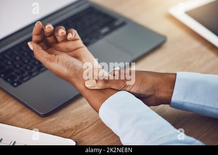 Employé, arthrite et blessures aux mains ou douleurs articulaires, problème de travail médical et de bureau en raison d'un accident. Os, bras ou poignet cassés avec une femme d'affaires Banque D'Images