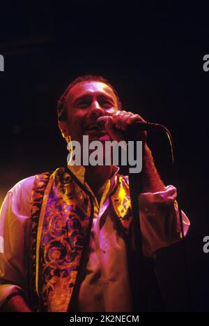 MIKE ET LA MÉCANIQUE ; vivre en concert, Royaume-Uni ; 1990s ; crédit : Mel Longhurst / Performing Arts Images ; www.performingartsimages.com Banque D'Images