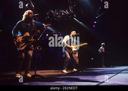 STATU QUO ; vivre à Wembley Arena, Londres, Royaume-Uni ; décembre 1996 ; crédit : Mel Longhurst / Performing Arts Images ; www.performingartsimages.com Banque D'Images