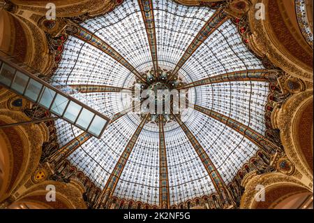 Magnifique dôme dans les Galeries Lafayette à Paris, France. Vitraux de style Art nouveau ou Art déco Banque D'Images