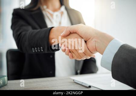 Que puis-je faire pour vous aider ? Photo de deux avocats se serrant la main pour saluer le client. Banque D'Images