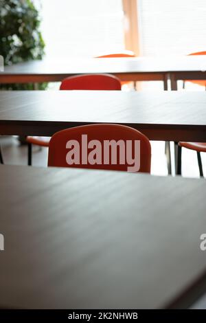 Vider les chaises et les tables dans la salle de conférence du bureau Banque D'Images