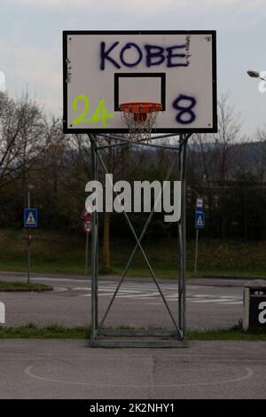 Terrain de basket-ball extérieur abandonné vide Banque D'Images