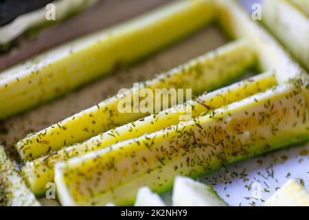 Gros plan sur des tranches de courgettes ou de courgettes fraîches Banque D'Images